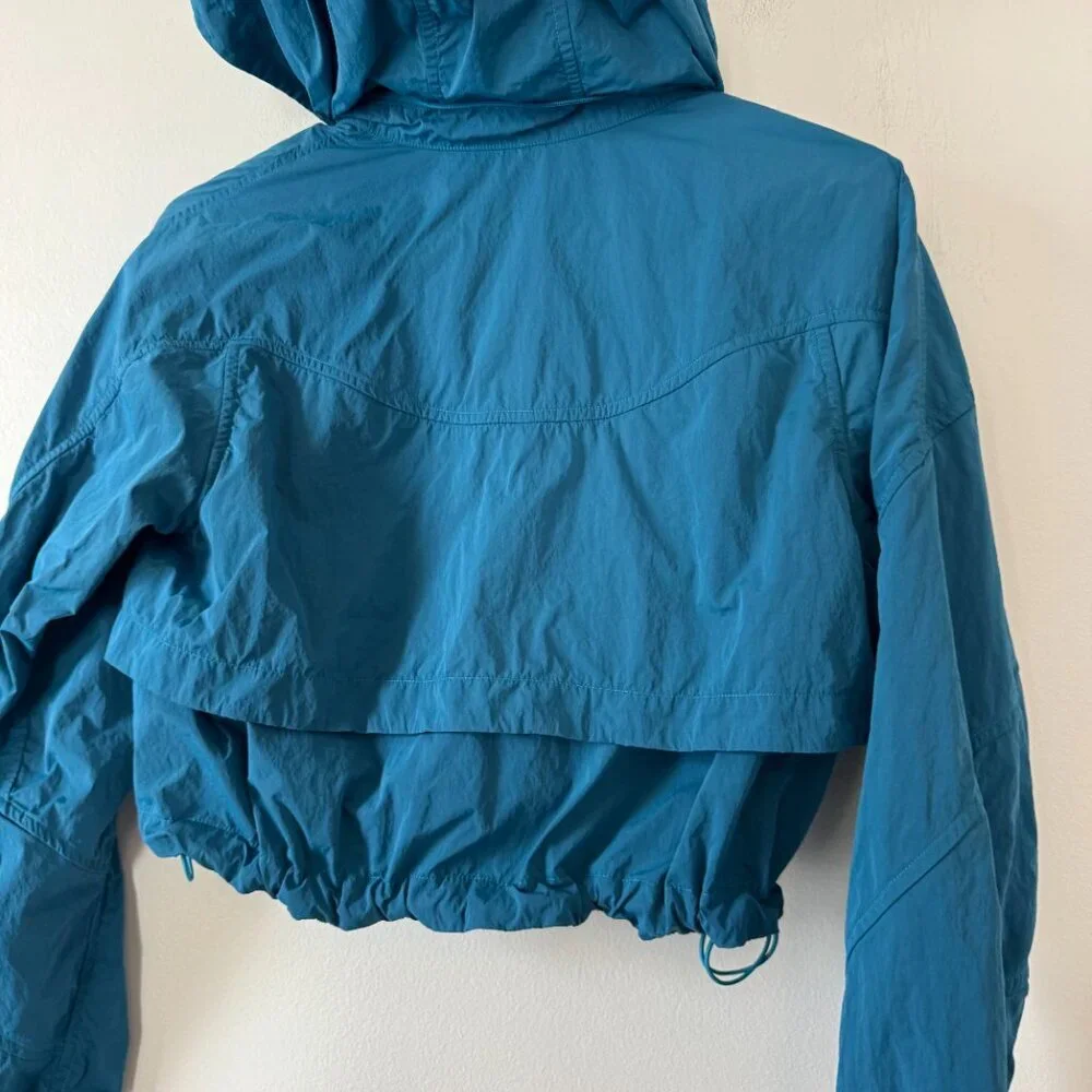 Lululemon Evergreen Cropped Anorak in Hawaiian Blue